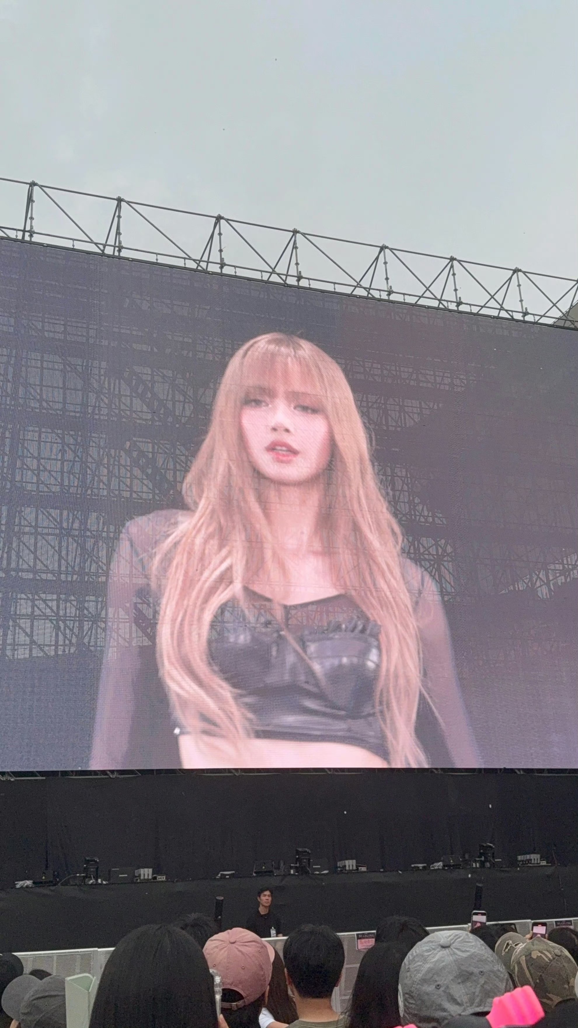 投稿 blackpink演唱会第二天的Lisa ​​​