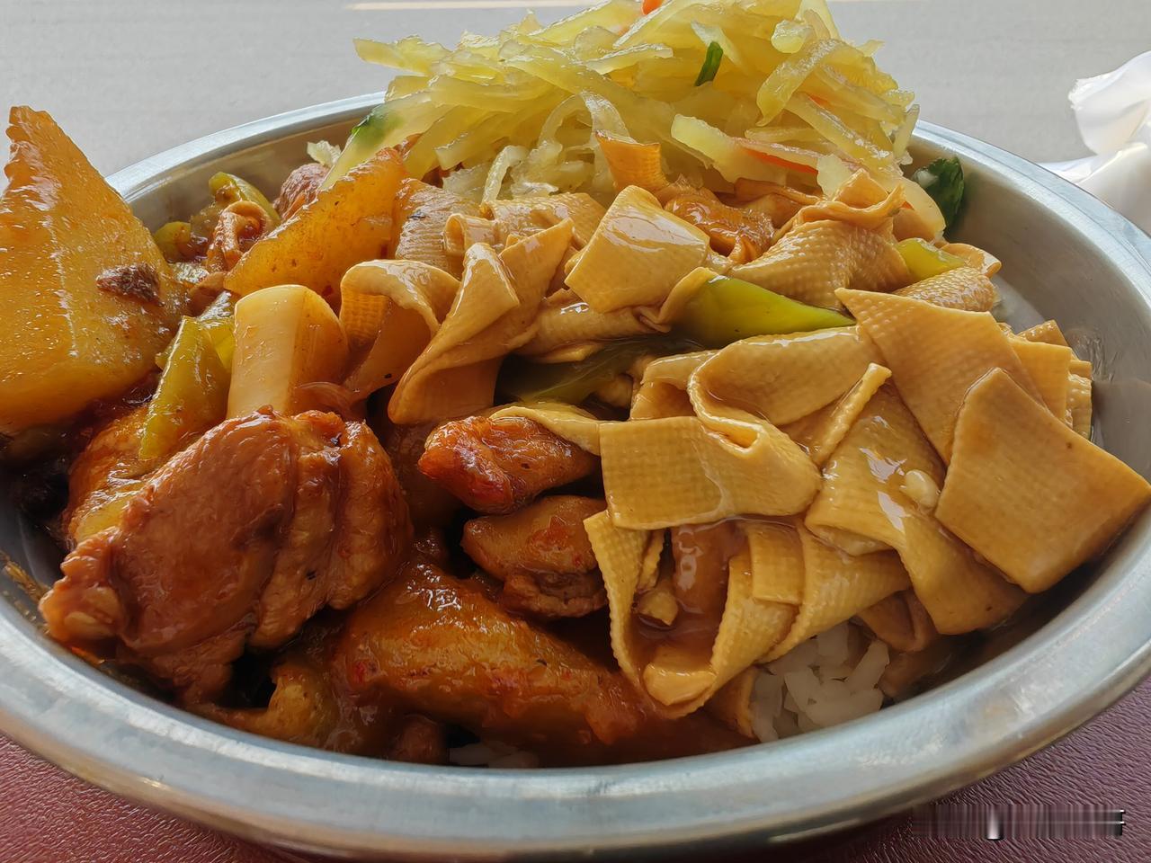 东北菜咸甜分明，味道不是模糊不清的那种。东北菜大多以浓香为主，当然排除闻名全国的