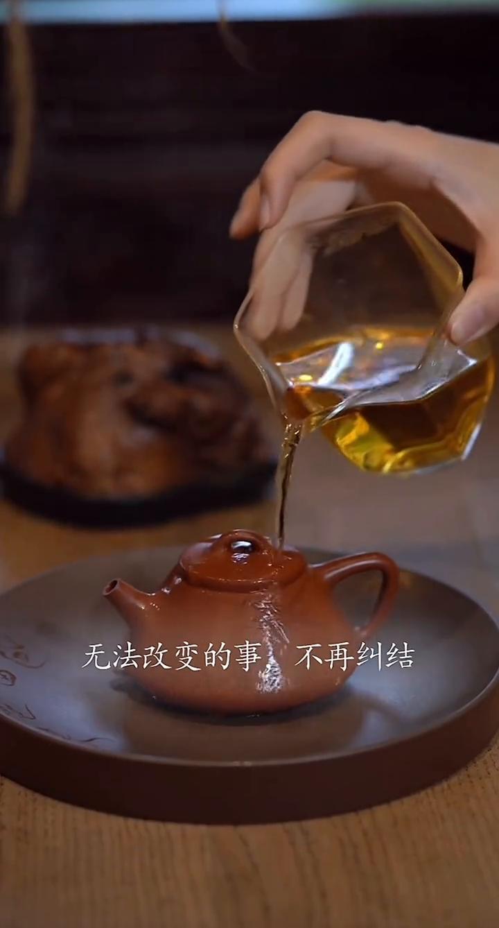 六句箴言：停止精神内耗。
如何停止精神内耗？与己无关的事不掺和，无关紧要的事不争