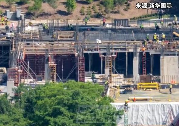 当地时间5月19日，特朗普亲自巡查白宫在建宴会厅！内行一眼看出猫腻，这根本不是普