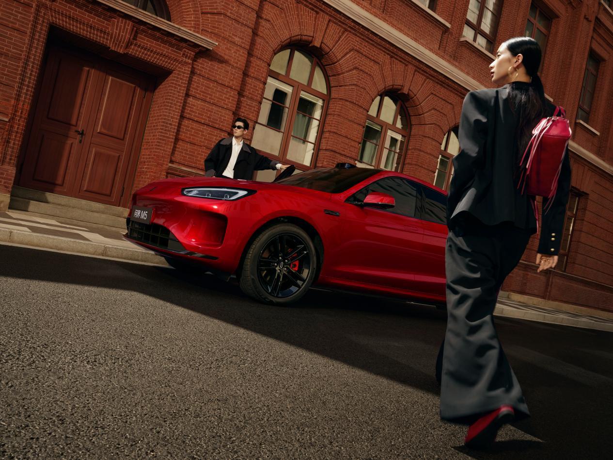 宝子们，刚看到别人发的鸿蒙智行在成都车展上的直播，在直播间里展示的问界新M5 U