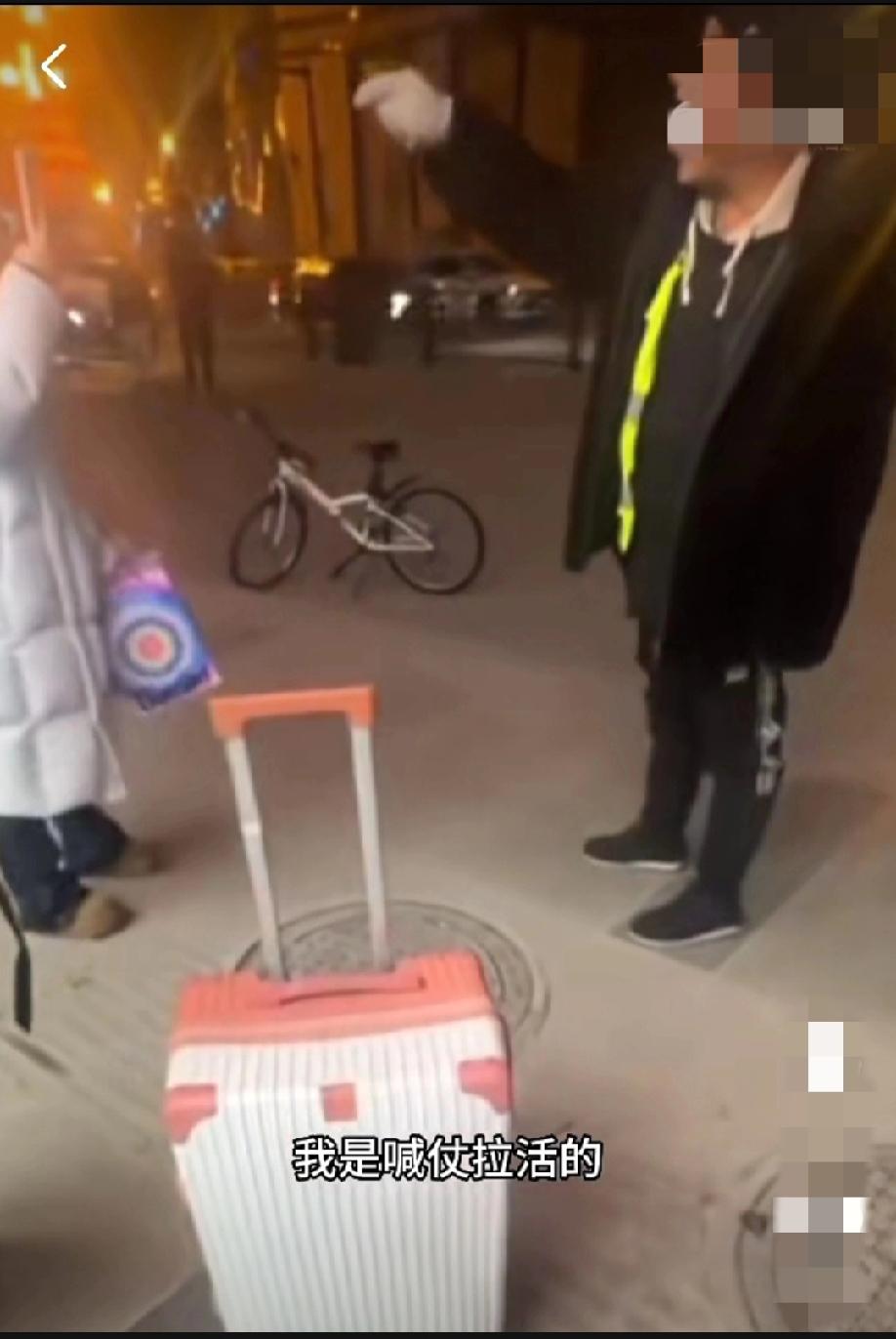 长春火车站，男子主动帮女孩拉皮箱，搭话，问去哪，之后让她们坐高价的出租车，不坐让