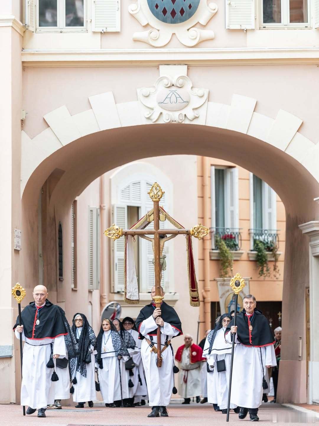 摩纳哥王室 🇲🇨1月27日，阿尔贝亲王和夏琳王妃在大教堂出席圣德沃特节教堂弥