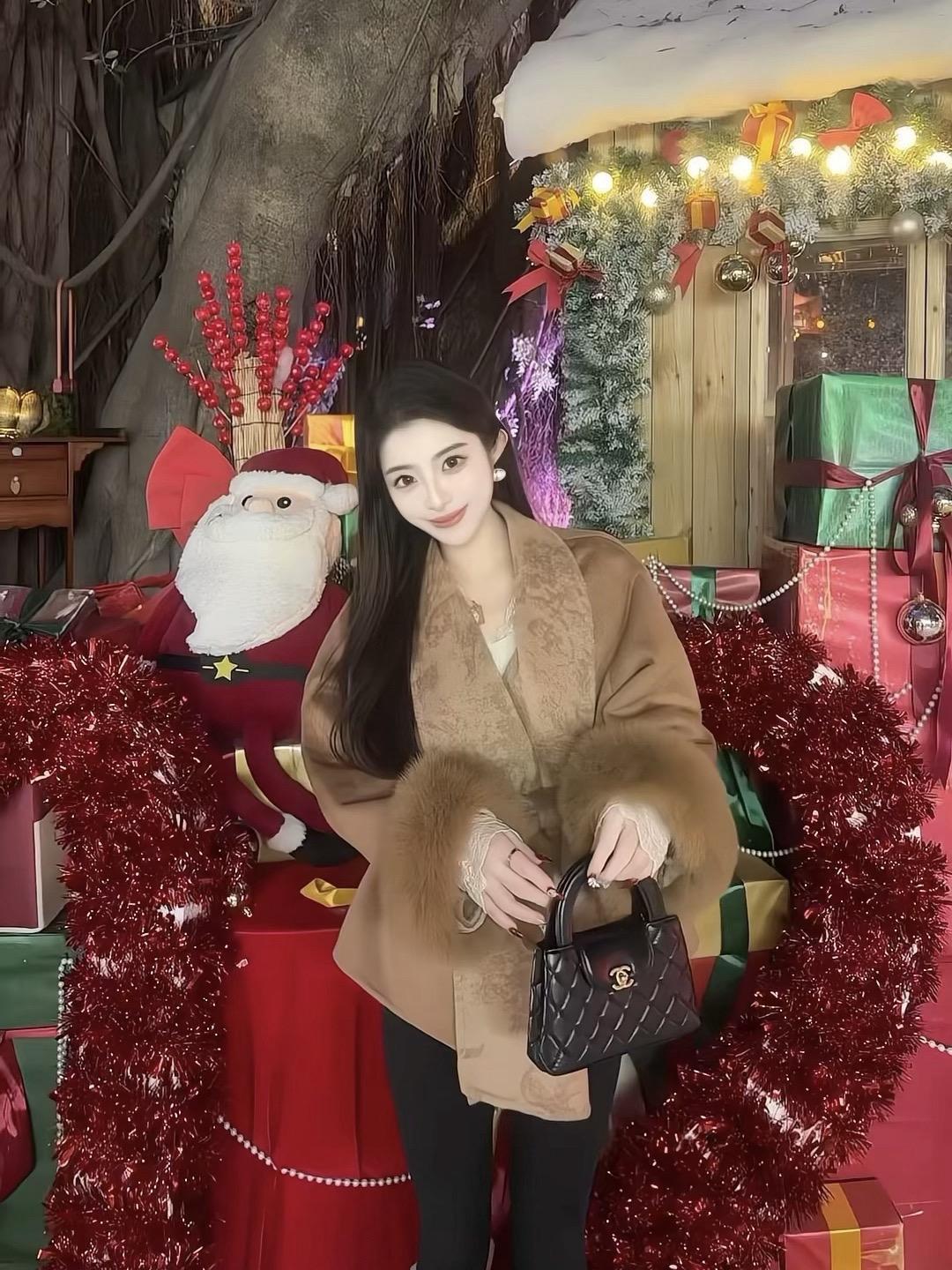 她小小的个子能有多大能耐啊 爱闹脾气就随她闹 爱作就多点耐心去哄她 她...