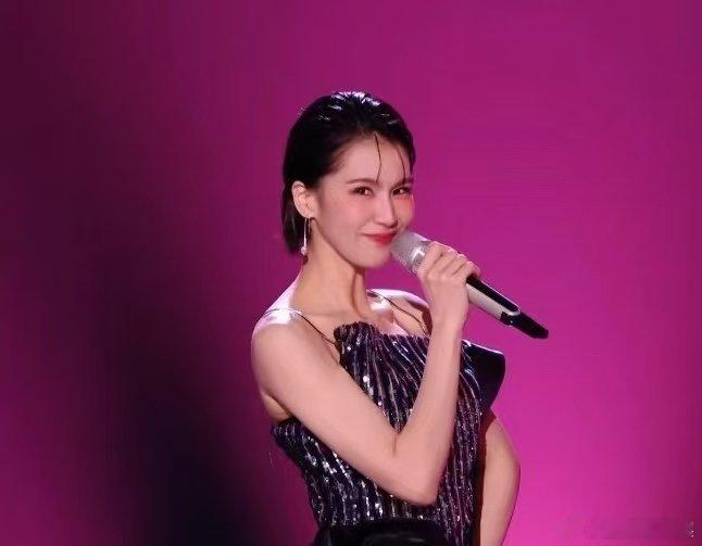 曾沛慈 完全女王浪姐直播褪去青涩沉淀锋芒，曾沛慈浪姐直播亮相，女王气质扑面而来 