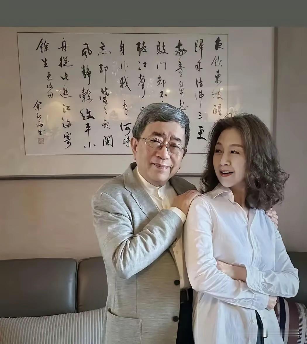 有人在上海美术馆拍到余秋雨与马兰并肩观展。
79岁的余秋雨，63岁的马兰，恍然发