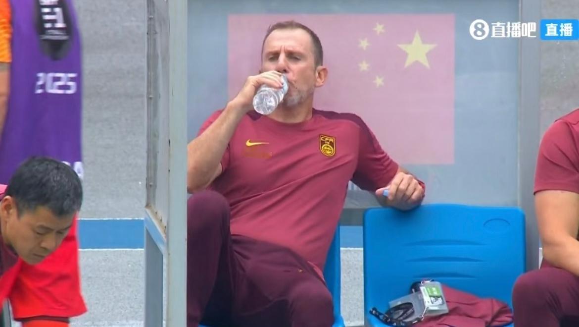 久尔杰维奇肯定留任国字号，大概率会挂帅国奥和下届国青。这位教练的水平，已经被剖析