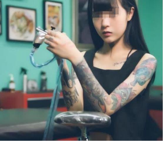 “纹身的一律开除！”湖南一15岁女学生，入学后被老师发现胳膊有纹身，当场开除学籍