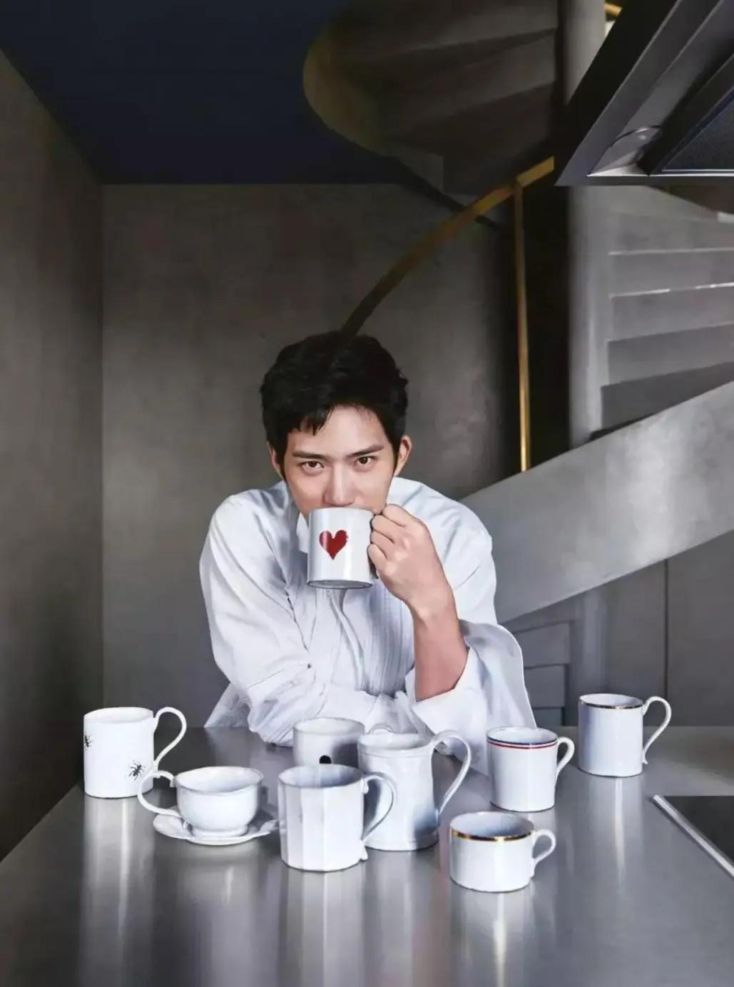 一天，井柏然家的保姆不小心摔碎了一个杯子，井柏然闻声赶来心疼的看着碎片说：“阿姨