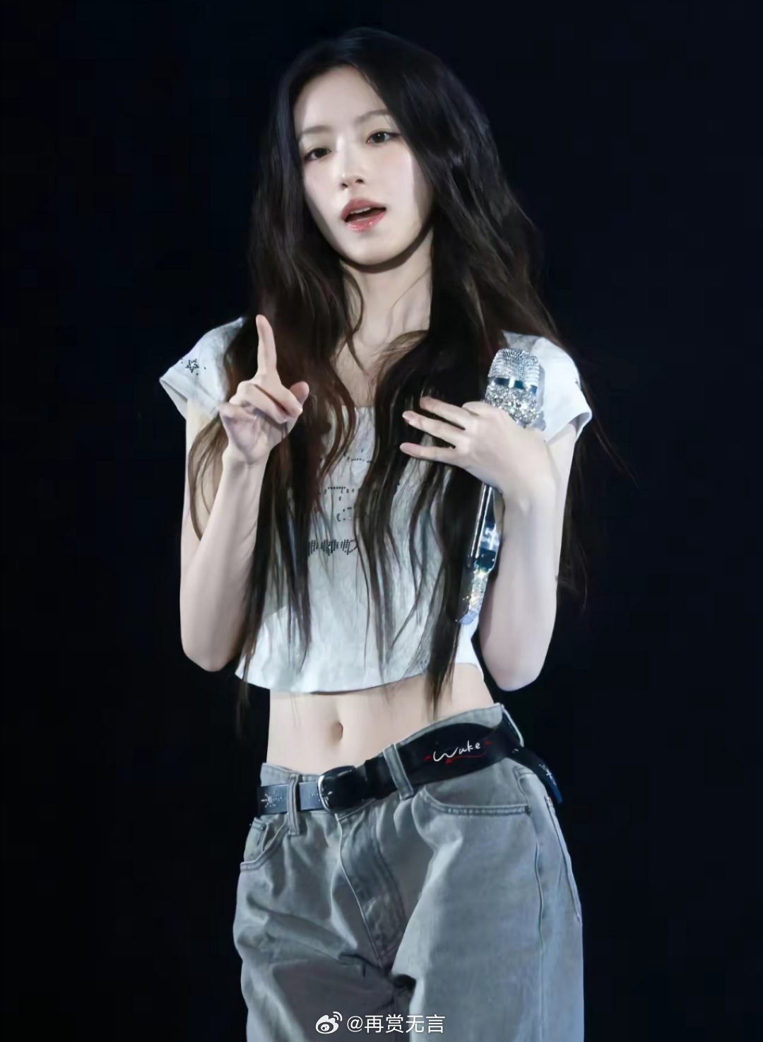 叶舒华不愧官方门面，第一次直观感受到，什么叫“身姿如燕，修长如玉”。 