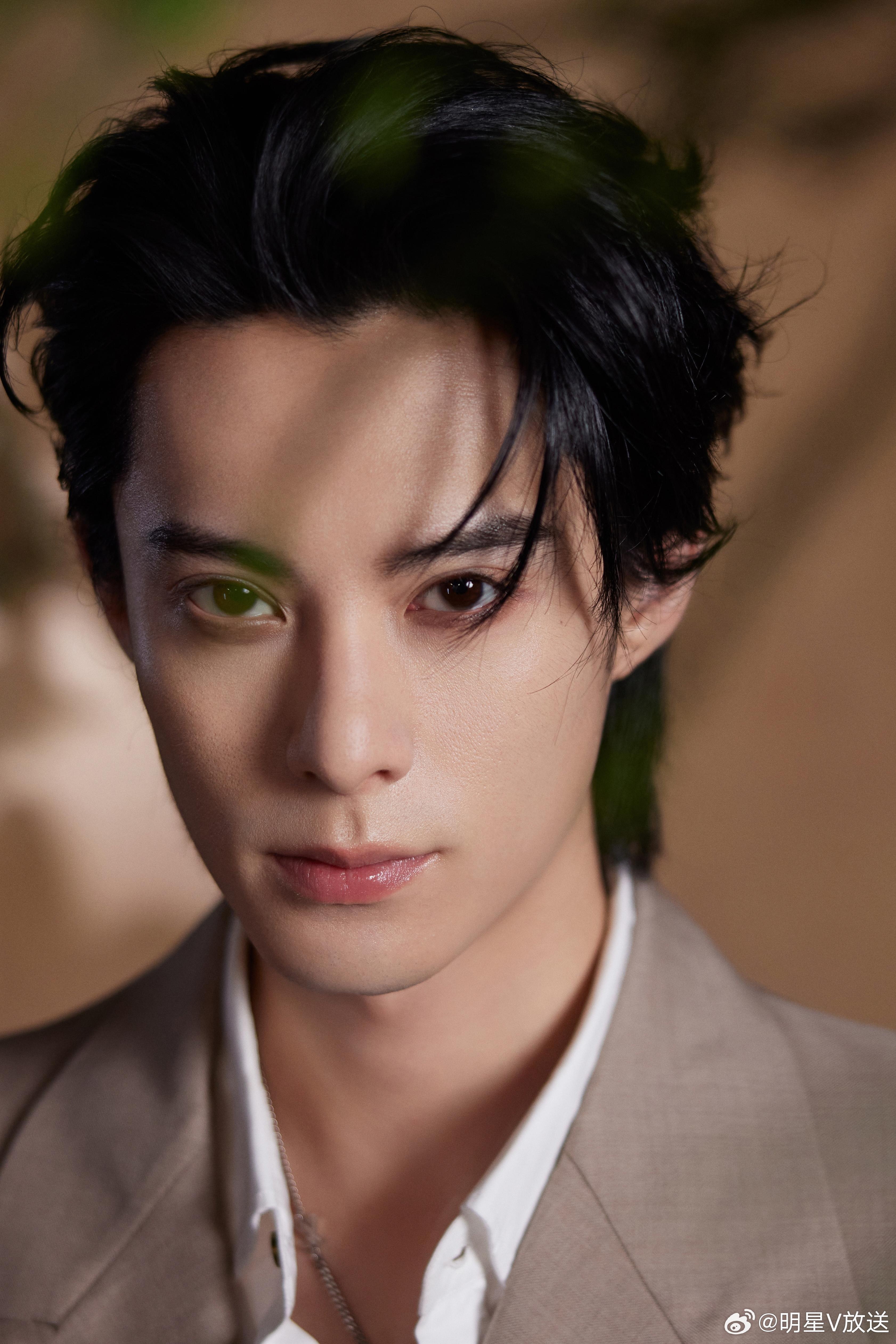 王鹤棣卡其色西装look  天呐今天的对我的眼睛也很好！一身卡其色西装亮相，身材