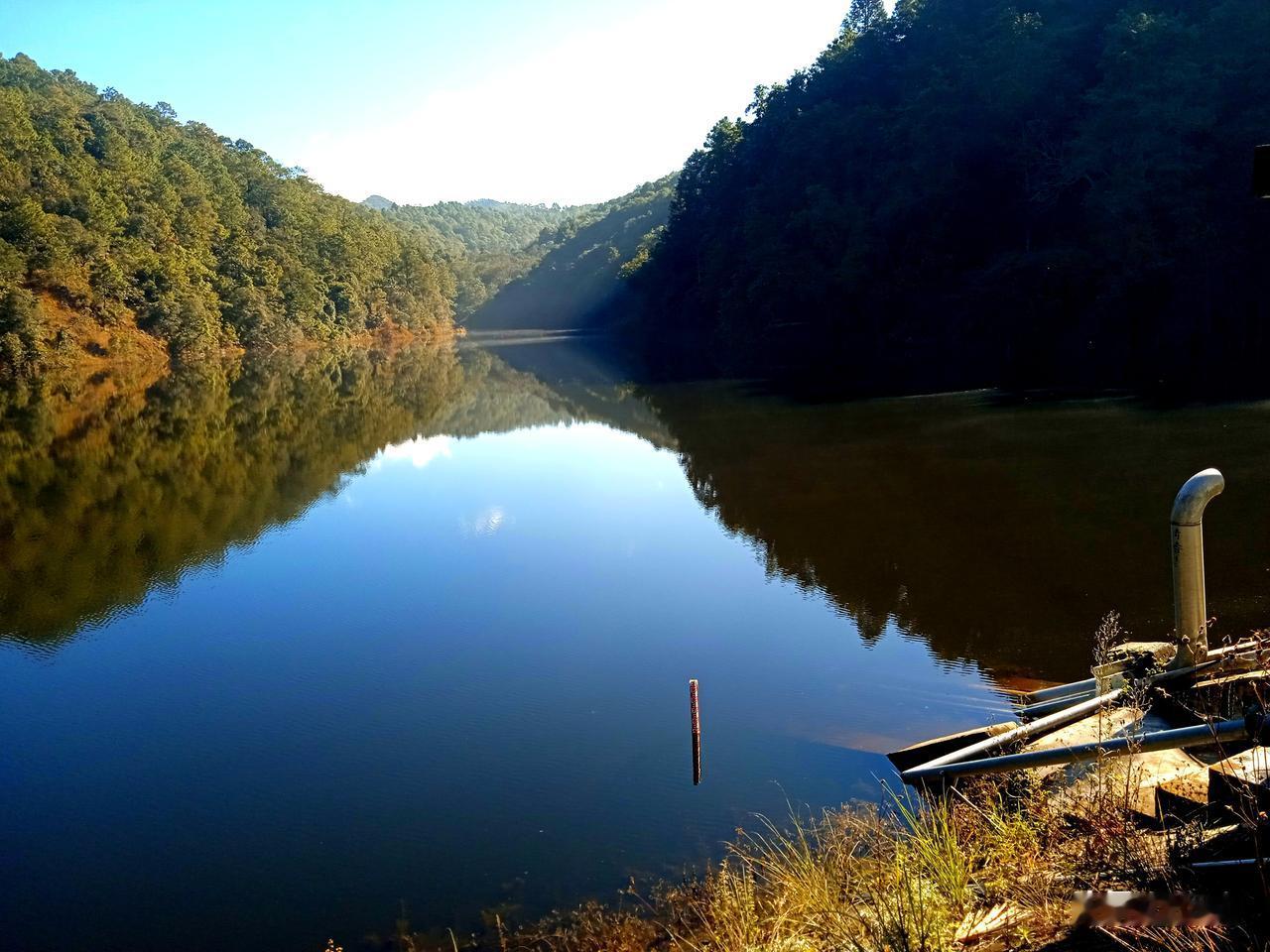 持续多年干旱少雨后，今年富良棚天气喜逢多雨，全乡水源存蓄充足。和平坝水库蓄水达到