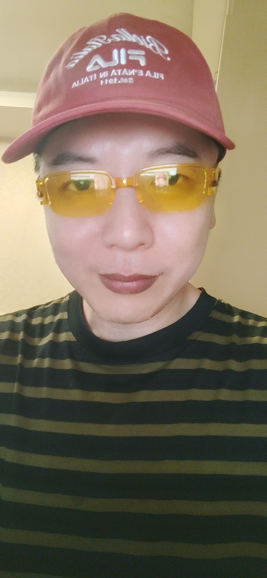因为看杨幂戴斐乐红帽好看，我第一次买斐乐的商品，买了两个和你戴的同款红帽，一个作