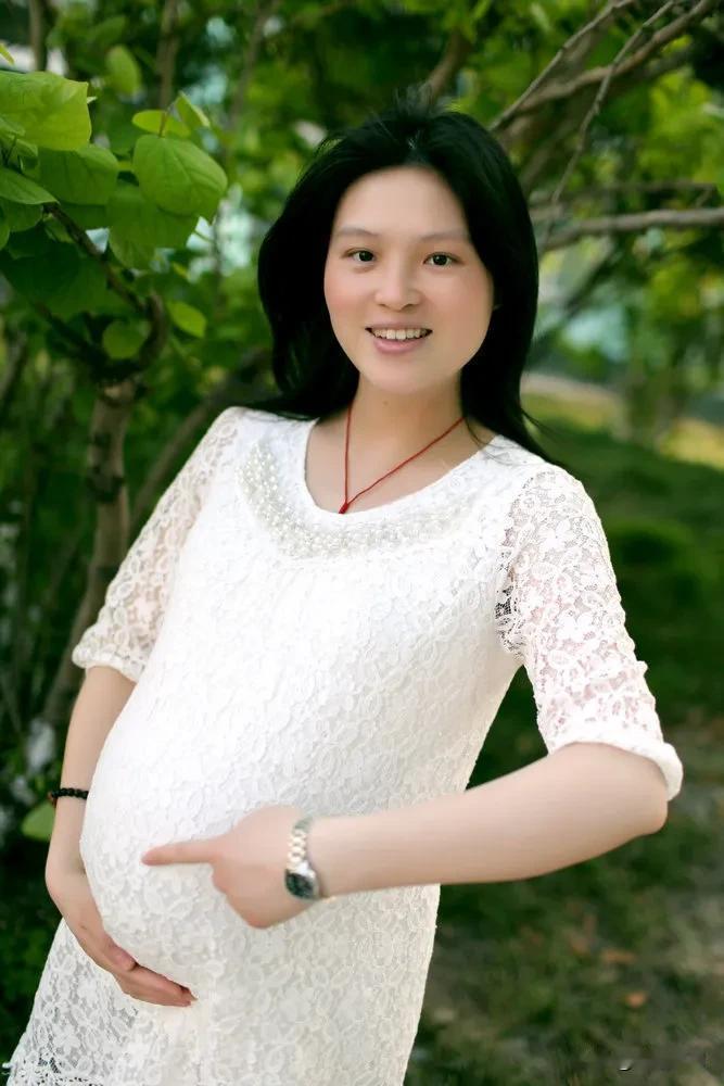 男子气冲冲地回家指着老婆的肚子责问：快说，你肚子里的孩子到底是谁的？老婆理直气壮