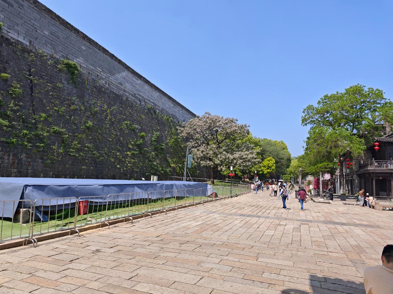 这份工作待遇怎么样？
1、月薪：8000元
2、每月休息：4天
3、缴纳五险一金