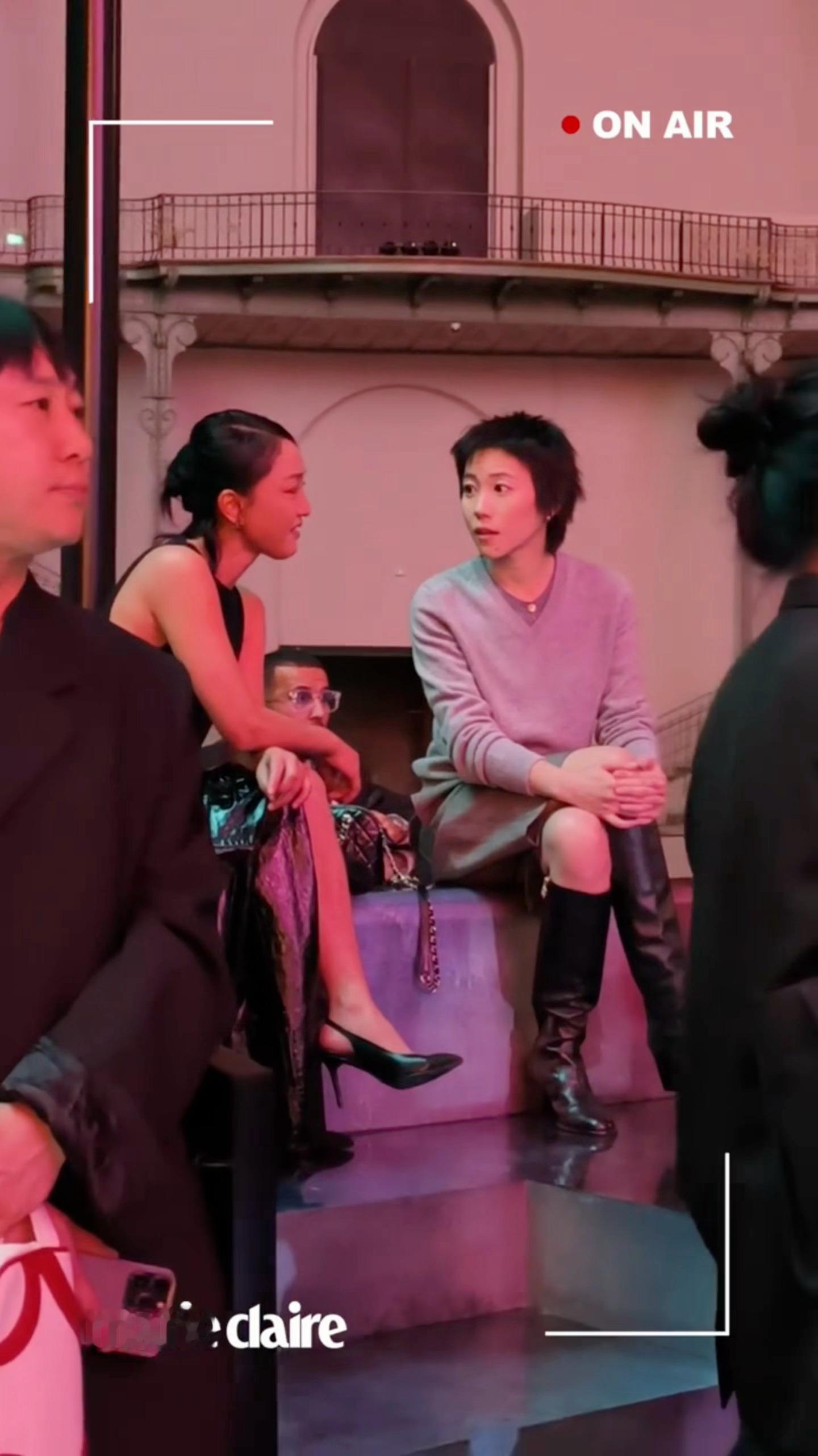 好想知道周迅窦靖童在热聊什么香奈儿大秀 周迅窦靖童同框热聊 ​​​