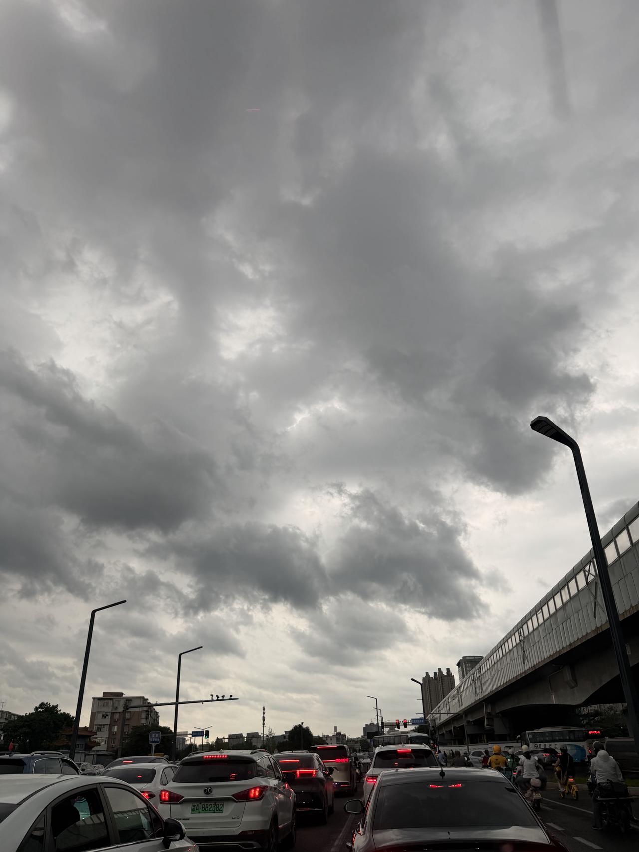 雨后初晴，车流不息，城市喧嚣，生活继续。