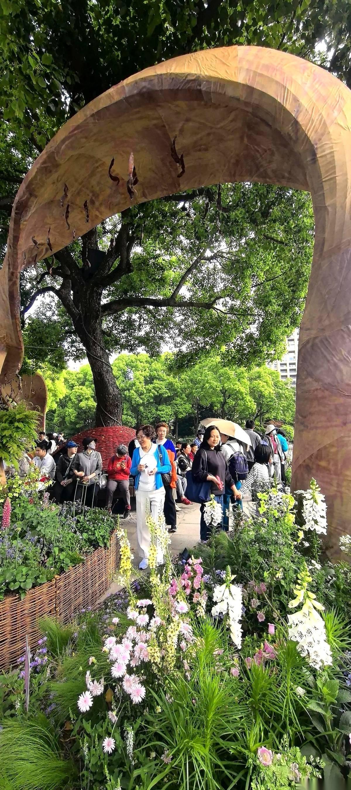 下午2点的上海新天地太平湖，满大街的人都在做同一个动作：脱外套。
早上出门时还是