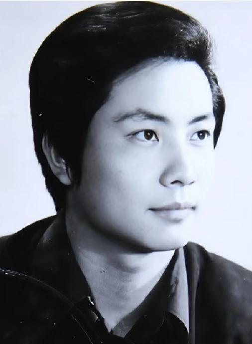 86版《西游记》中的是唐僧由三位演员分别饰演的。
第一位出场的演员是汪粤；第二位