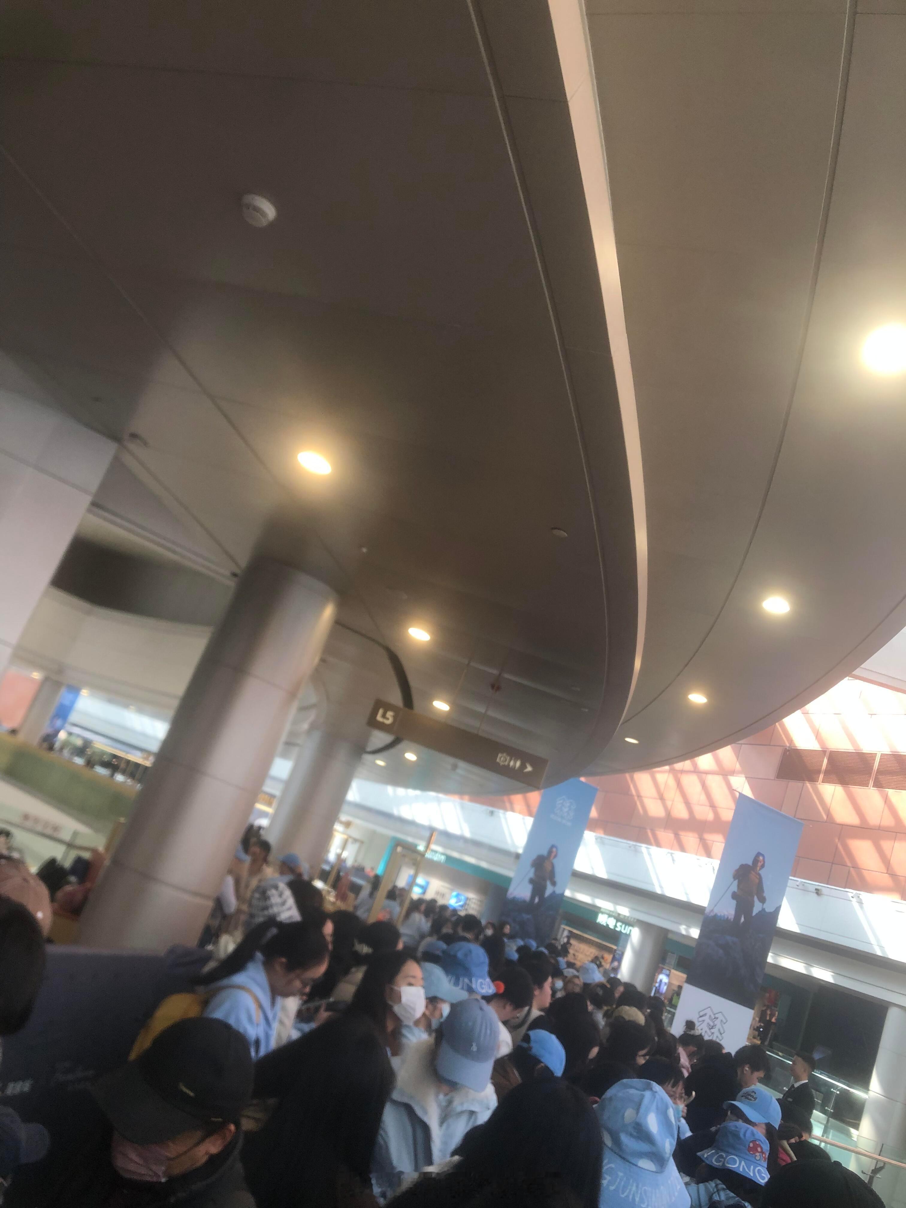 龚俊线下人气也太旺了，今日B&O的活动下午才开始，早上10点已经人山人海了，深圳