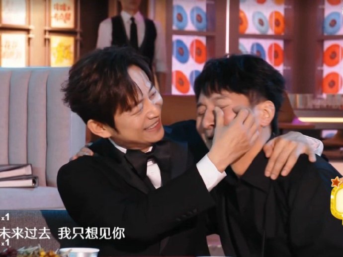 何炅李维嘉哭了何炅李维嘉看想见你想见你想见你哭了 何炅李维嘉哭成啥了在台底下 