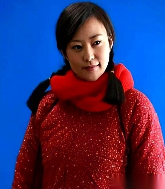 新婚夜，姑娘怯生生地问他：“东平哥，我家这成分……你是认真的吗？”
他没说话，一