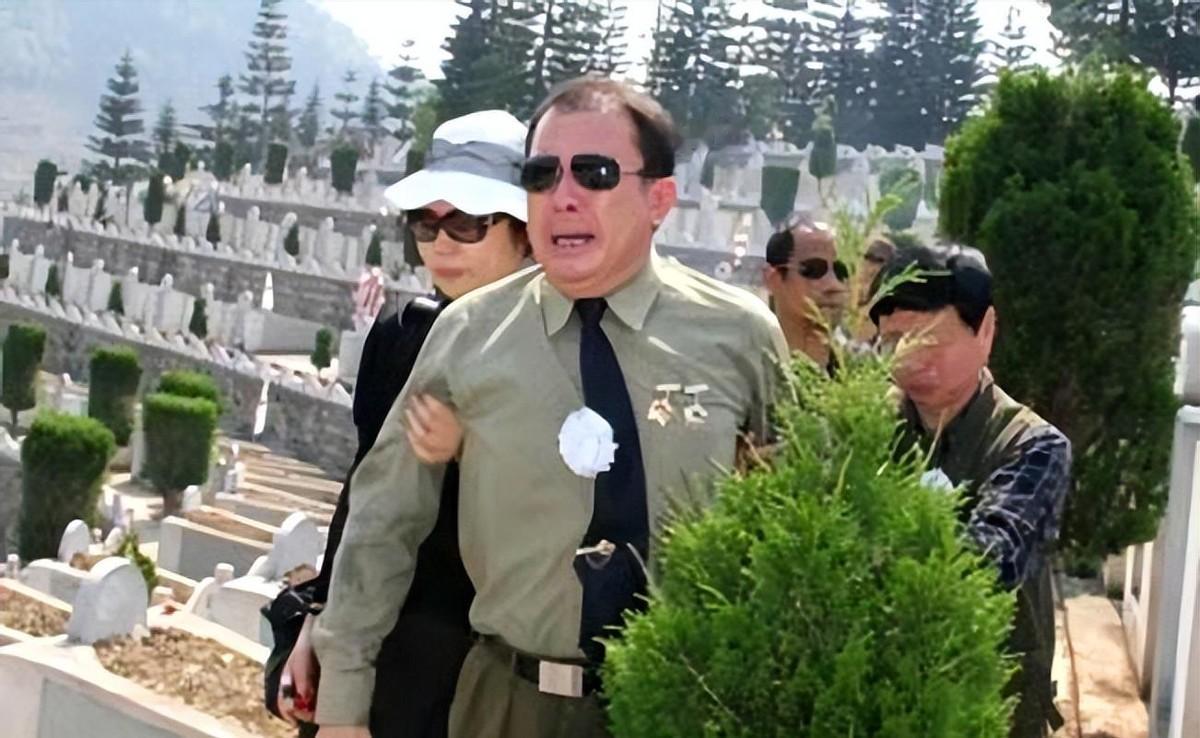 老山主攻营长臧雷祭奠战友时热泪盈眶：这里的烈士中99%都没有留下自己的后代！
1
