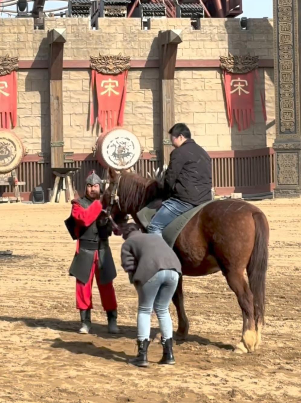 在开封清明上河园飞身上马这个场地上，一对小夫妻上演了一出“夫妻同心，其利断金”的