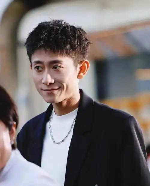 2025年11月13日，张一山独角戏《一地鸡毛》北京首演引爆全场！杨紫虽未到场却