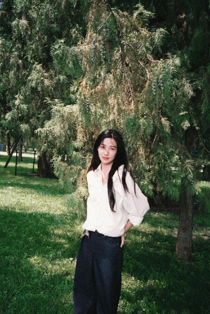 卢昱晓白衬衫黑长直卢昱晓文艺片女主既视感 快给卢昱晓递个文艺本子 ​​​