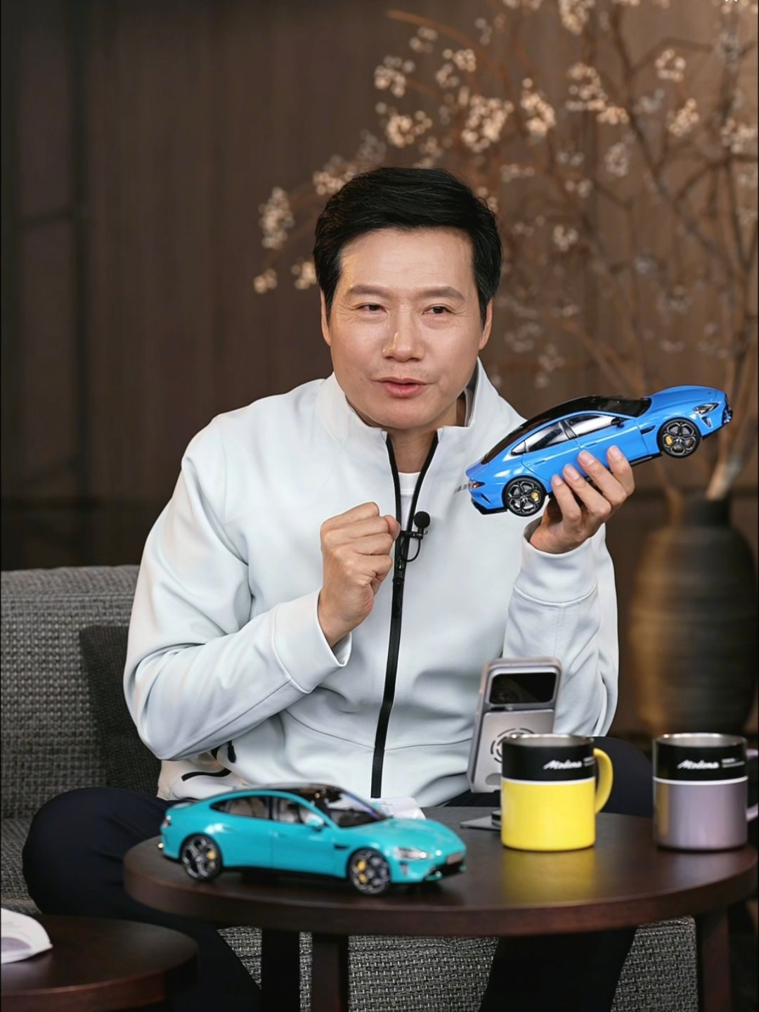 雷军：新一代小米SU7的车模我能带走吗？肖爽：全公司只有这一个。雷军：那我还是等