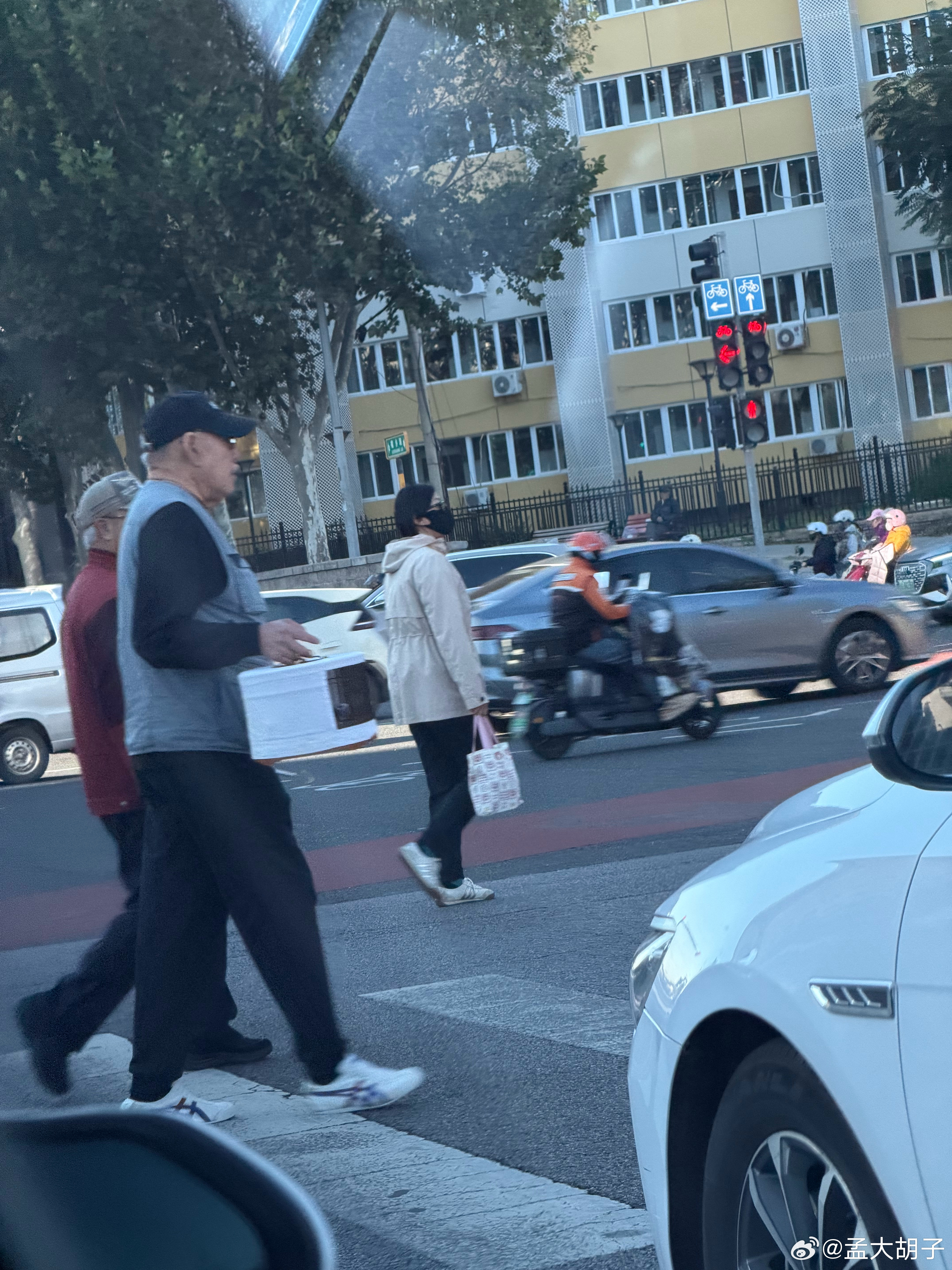 北京的大爷日子也挺悠闲的，我看一个个都拎着鸟笼上公园比鸟去了，看谁的鸟好看，谁的