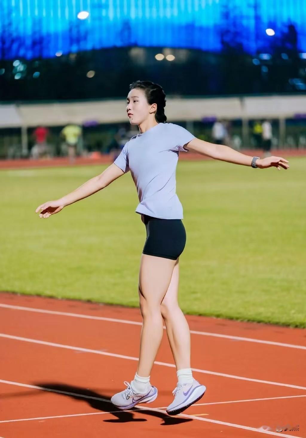 小孩姐陈妤颉的故事，
告诉人们一个道理，
自古英雄出女孩！

不是因为小孩姐已经