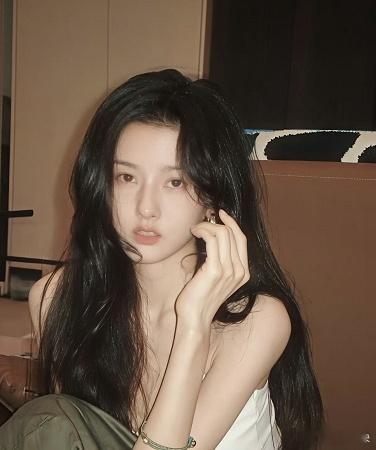 可以说 宋祖儿的本名是娱乐圈最好听的 孙凡清 “凡间的清风”，就好像她就是天生的