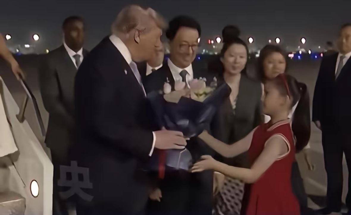 大人们在谈关税、谈协议、谈筹码，谈了几个月谈出一肚子疲惫。一个穿红裙的小女孩站出