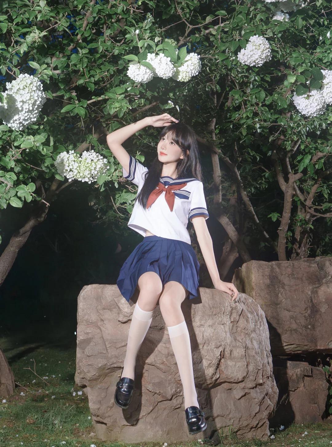 放学别走，今晚的绣球花和晚风都在等我✨
换上水手服，趁着夜色溜到开满白绣球的小花