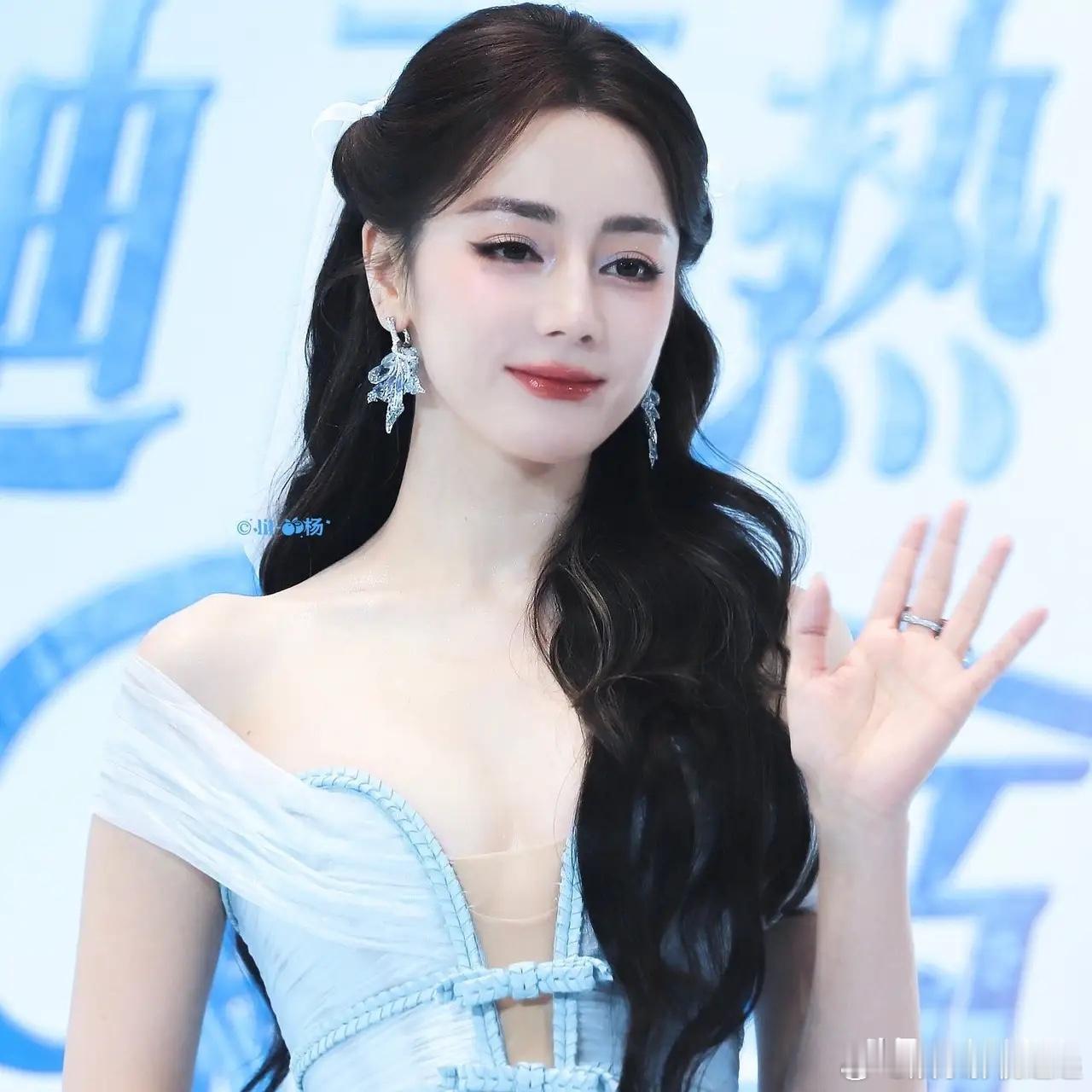 内娱真的有个怪现象，只要有男演员和迪丽热巴合作，过不了多久就会冒出各种恋爱传闻。