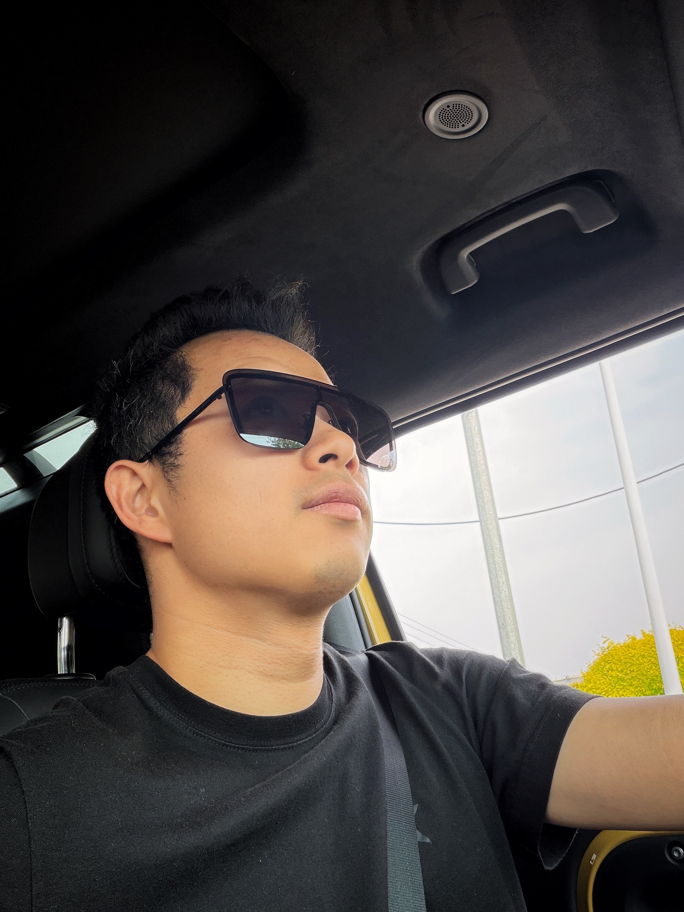 在高速上车窗全开，音乐调大带着卫士90飞奔实在太爽，是真的兜风。拜首都交通所赐，