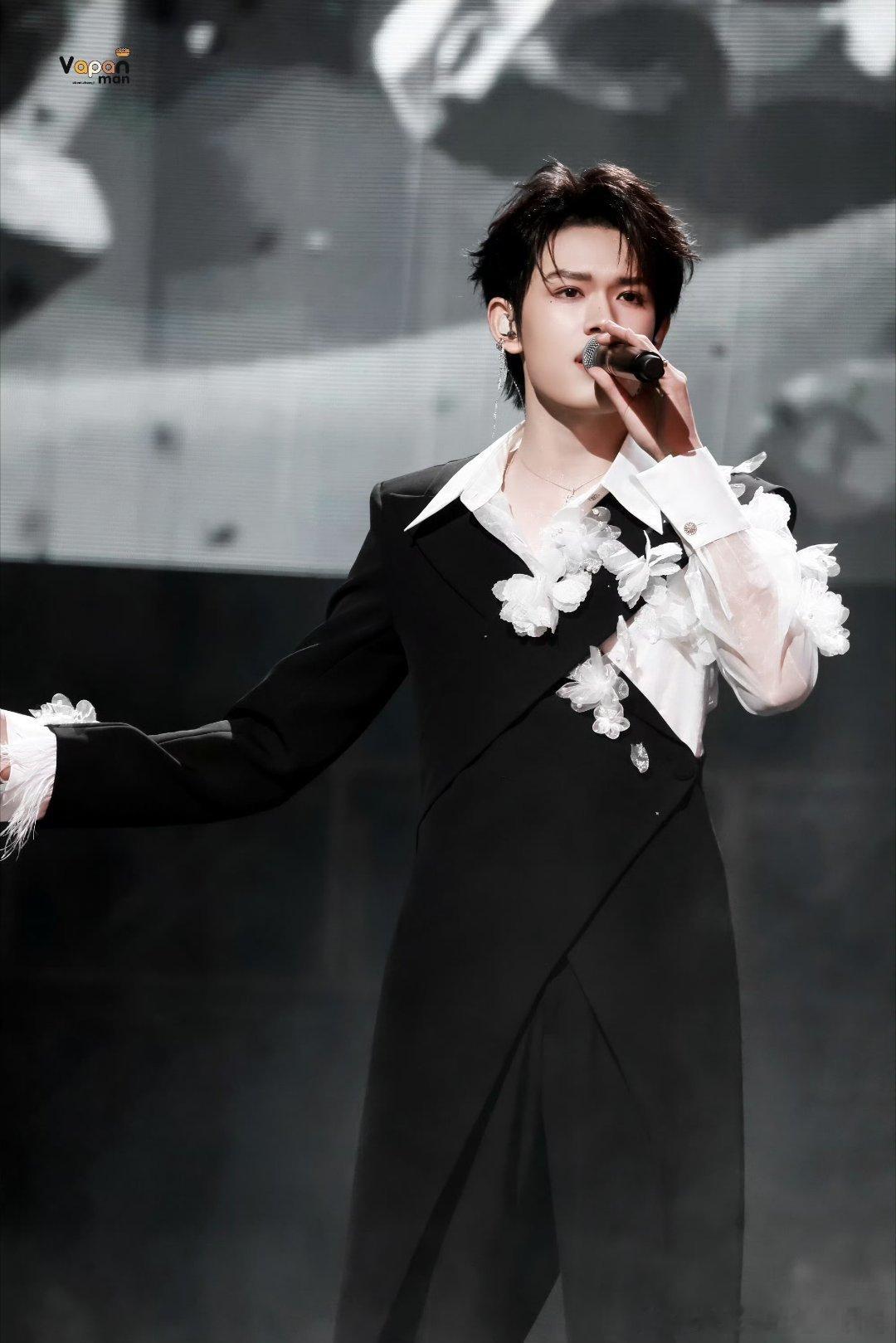 张极转音转强混转头声英文情歌适配度拉满，几种唱法无缝衔接，唱功稳得离谱，不愧是实