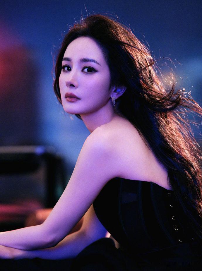 杨幂抹胸黑裙酷飒御姐抹胸黑裙凸显气场，御姐感真的藏不住杨幂御姐buff直接叠满 