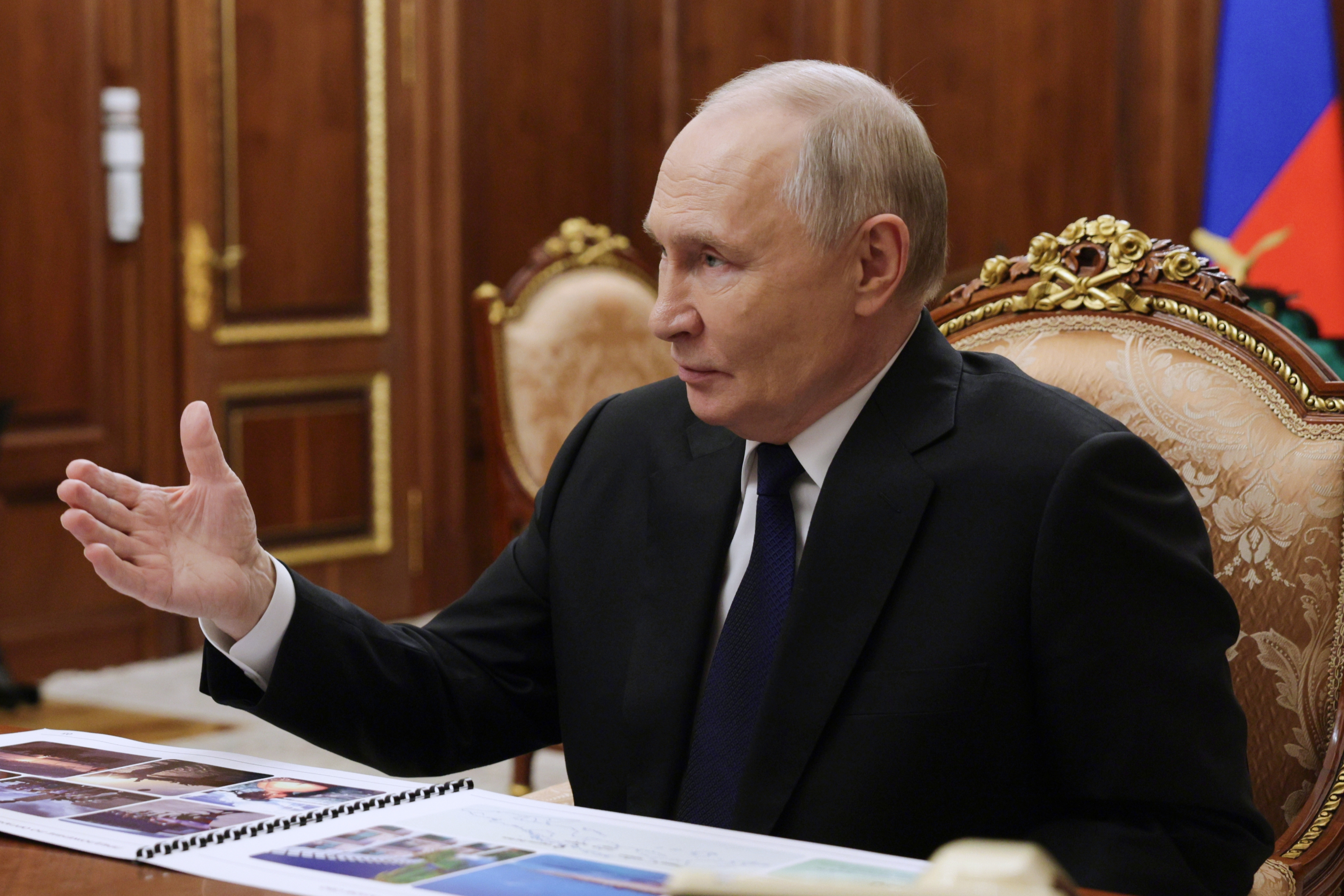 #哈萨克斯坦总统说普京捍卫了老一辈尊严#据俄罗斯连塔网1月5日报道，哈萨克斯坦总