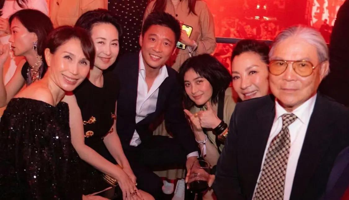 突然发现何超仪的气质和相貌也很优越，怪不得当年坚持要进入娱乐圈，她的五官确实很上