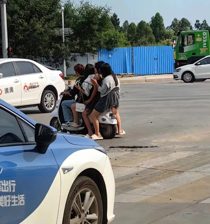 千万不要小瞧黄毛的本事，你眼中的另类可能是别人心中的坏男孩