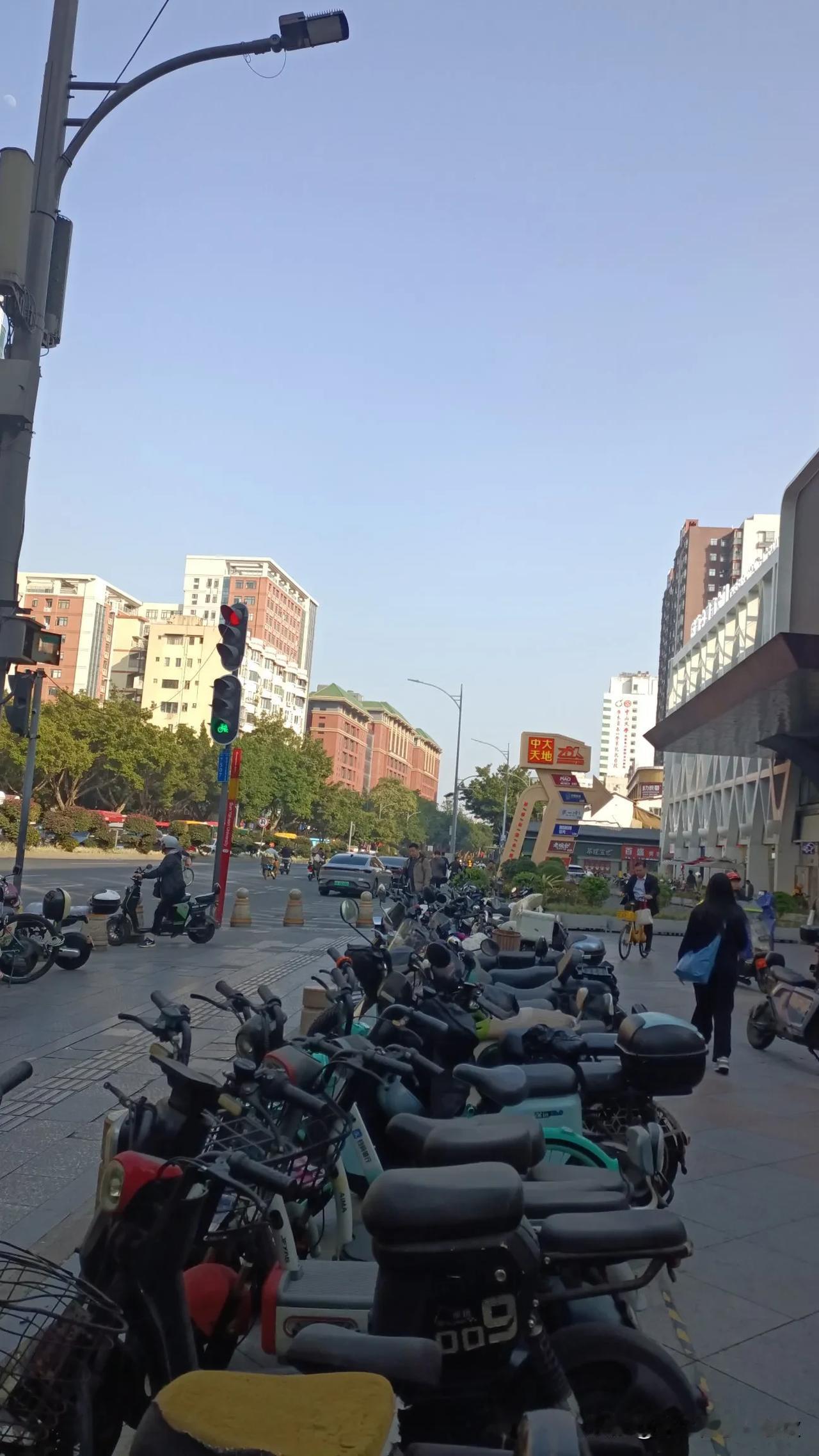 在广州海珠中大，又是被大太阳支配的一天！这太阳就跟个大火球似的，恨不得把地面都烤