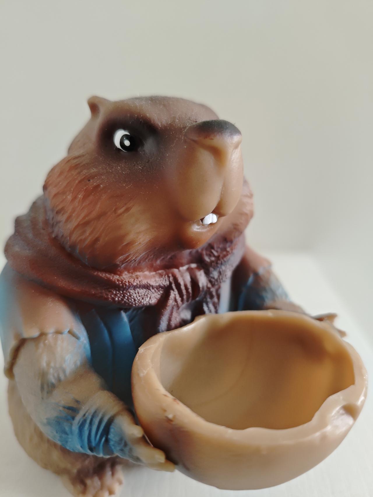 呆萌的小土拨鼠捧着蛋壳小碗，虽然是硬实的塑料材质，但憨态可掬的模样，照样能给桌面