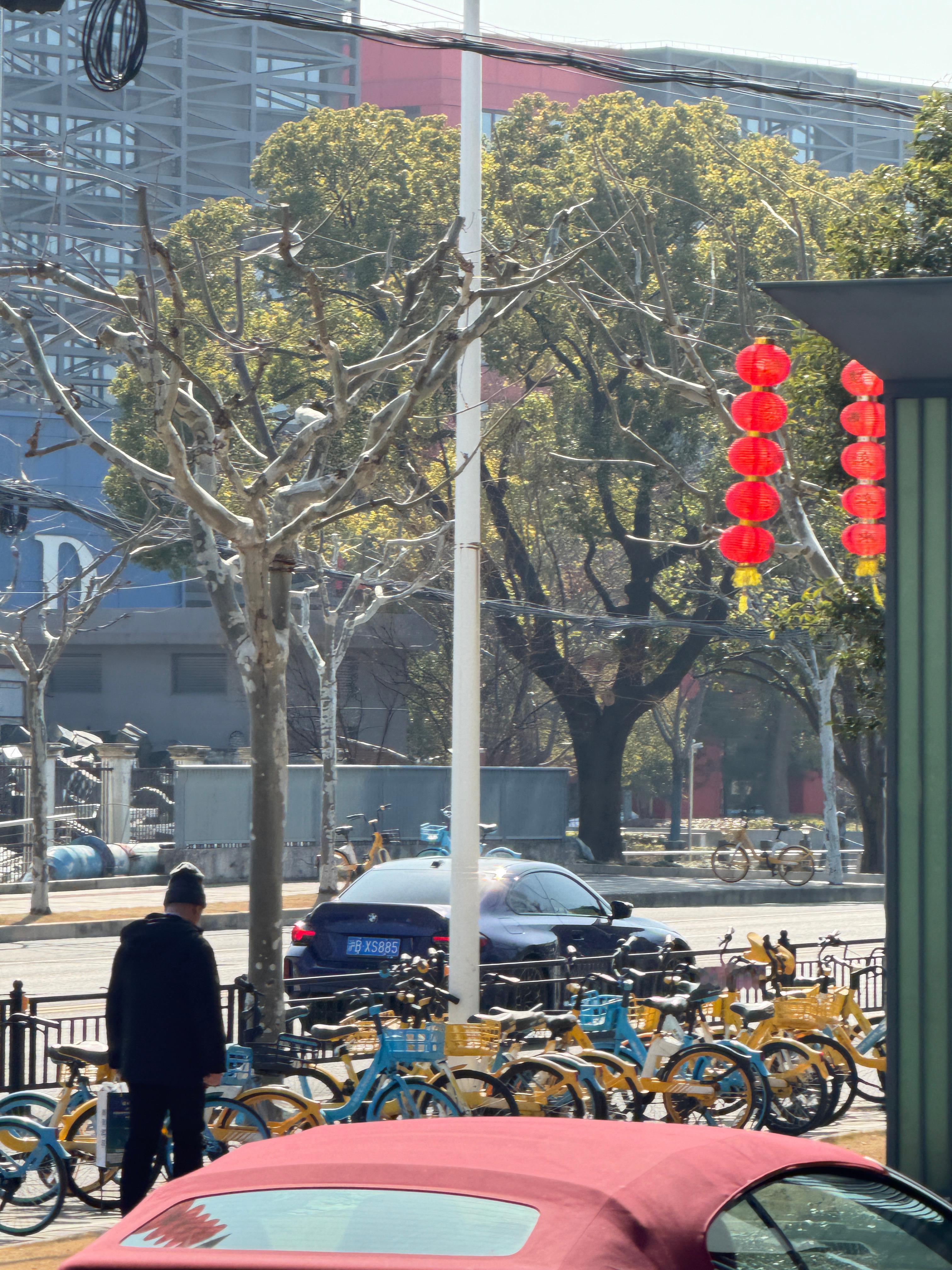 上海路上已经有活的M2 CS了确认过颜色和轮圈还有那个尾翼就是CS没错 上海