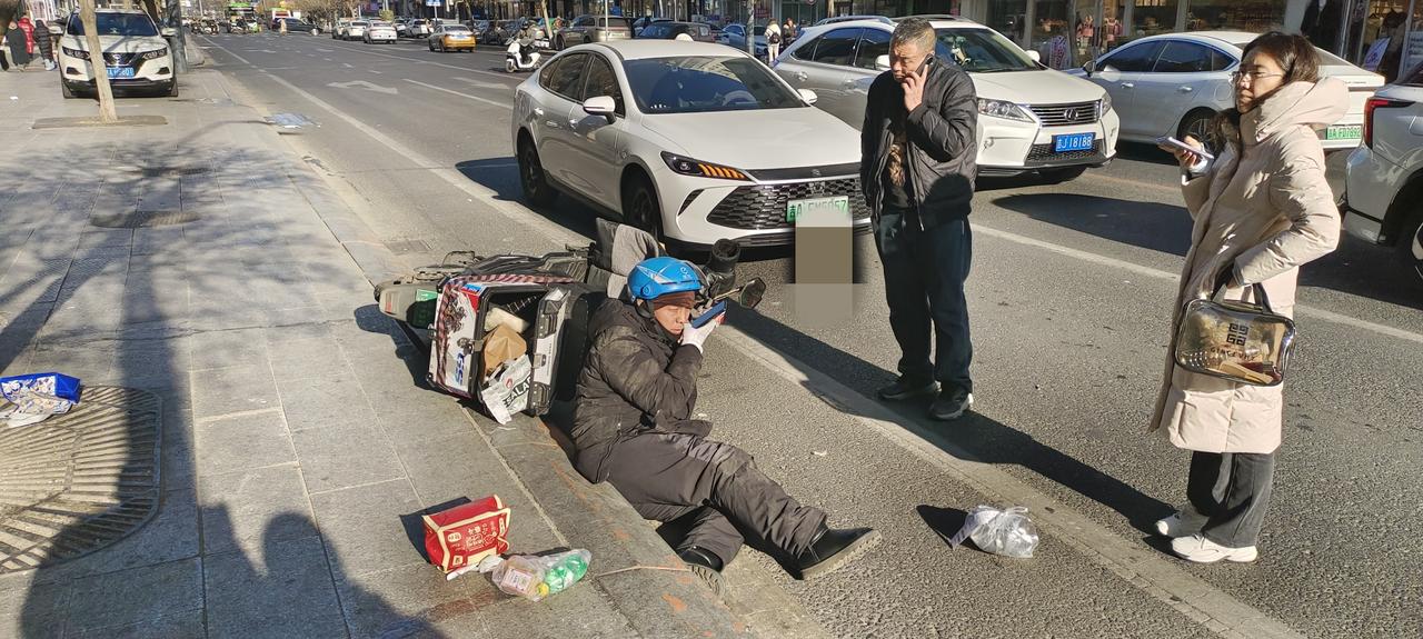 人仰车翻外卖撒一地，今天在同志街塔斯丁门口发生一起交通事故，网约车与外卖小哥由北