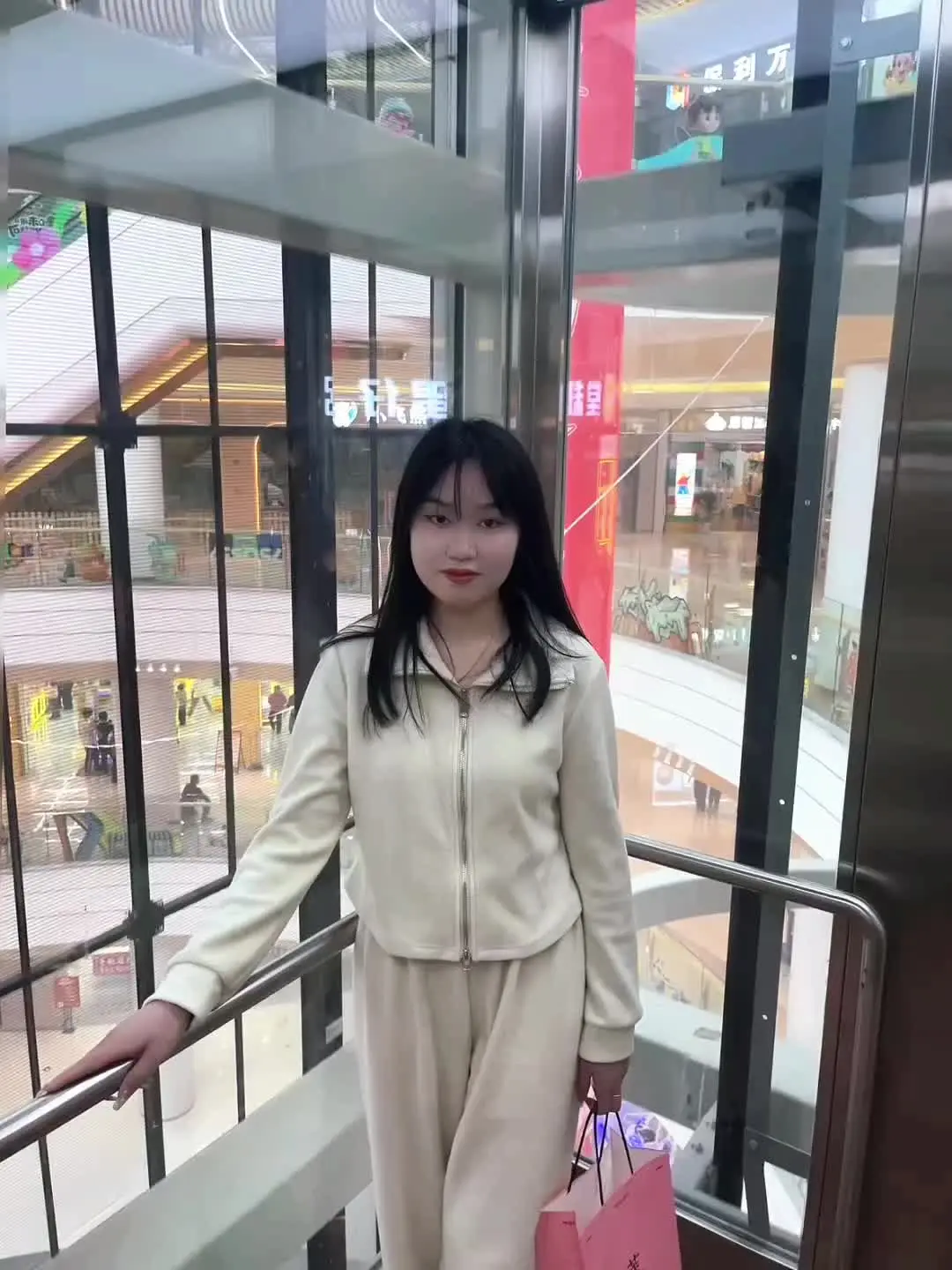 不要谩骂以前的自己  她当时一个人站在大雾里也很迷茫  所以  勇敢点向前走.