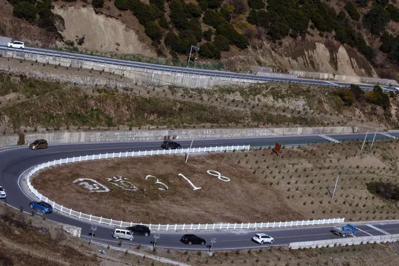 4月11日，‌川藏318国道‌发生一起剐蹭事故，一名自驾女子与‌藏族大哥‌驾驶的