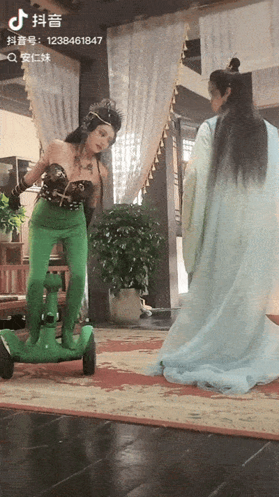 以后再也不说他们演技差了
这要是我去拍，我得趴地上笑
面对这个新能源蛇妖，他们是